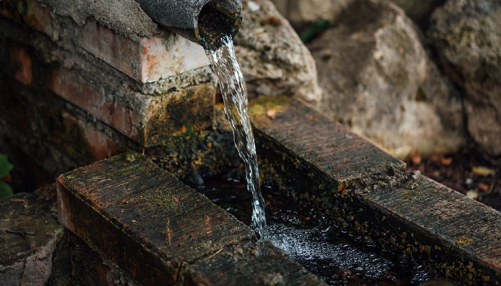 Вода, изтичаща от метална тръба
